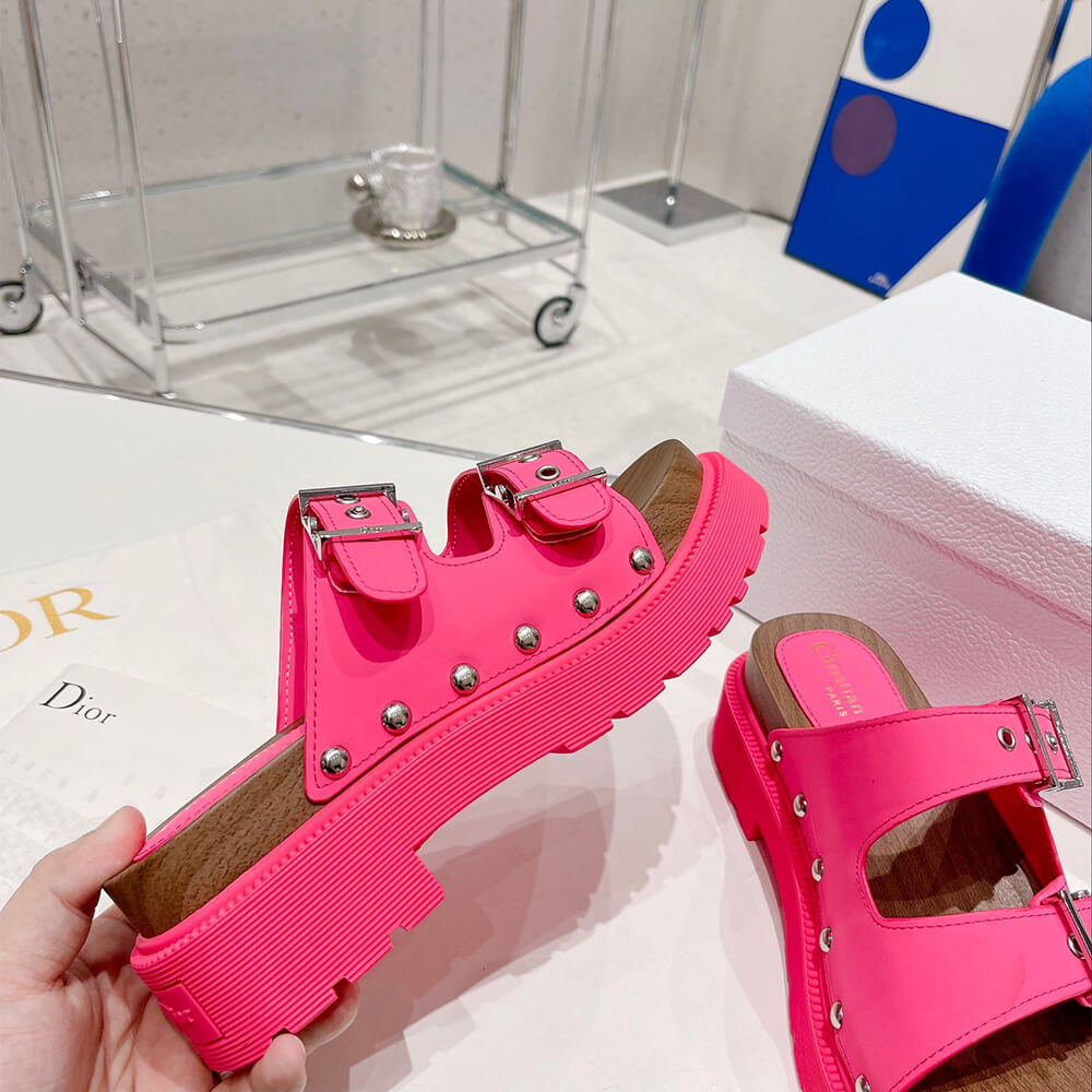 D*orquake strap sandal